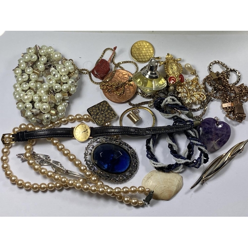 517 - A MIXED GROUP OF VINTAGE COSTUME JEWELLERY TO INCLUDE YELLOW METAL BRACELET, CULTURED PEARL NECKLACE... 