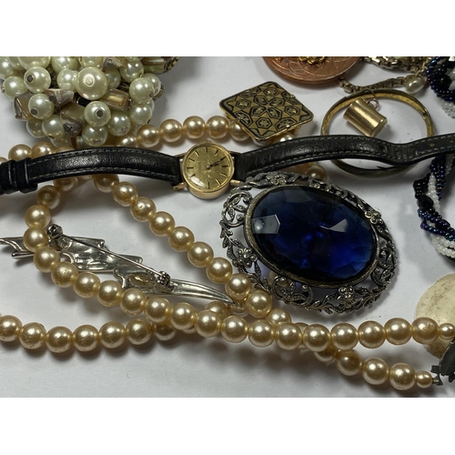 517 - A MIXED GROUP OF VINTAGE COSTUME JEWELLERY TO INCLUDE YELLOW METAL BRACELET, CULTURED PEARL NECKLACE... 