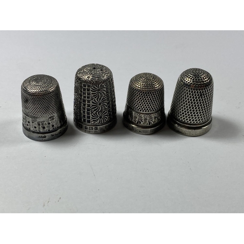 520 - A GROUP OF THREE HALLMARKED SILVER THIMBLES AND FURTHER PLATED EXAMPLE