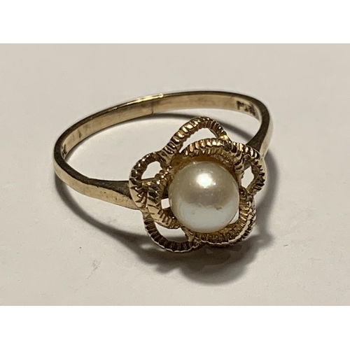 529 - A 9 CARAT GOLD RING WITH A CENTRE PEARL IN A TWIST DESIGN SIZE O/P