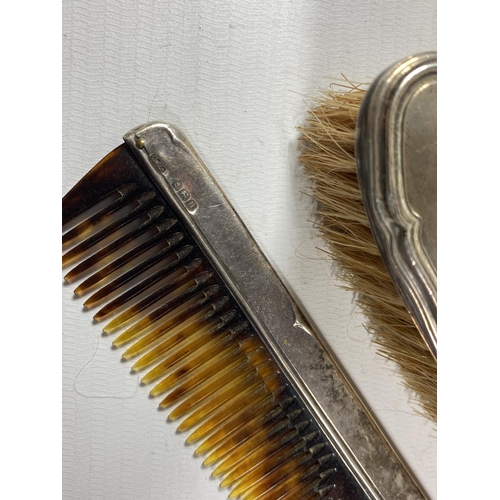 621 - A THREE PIECE HALLMARKED SILVER DRESSING SET COMPRISING BRUSH, COMB & CLOTHES BRUSH