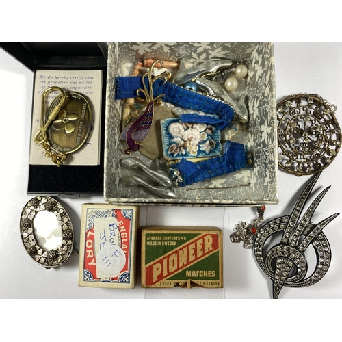 624 - A MIXED LOT OF COSTUME JEWELLERY AND FURTHER ITEMS TO INCLUDE BROOCHES ETC