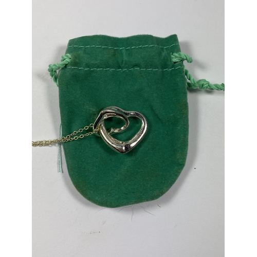 650 - A LADIES SILVER NECKLACE IN POUCH