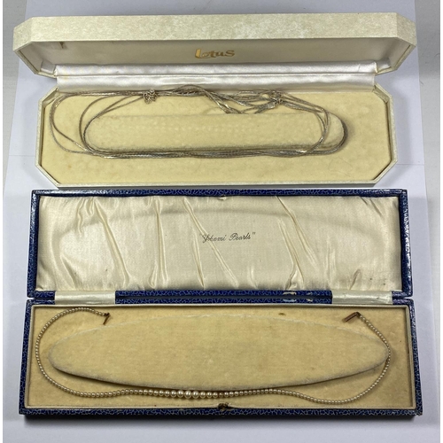 660 - TWO VINTAGE BOXED NECKLACES TO INCLUDE A CULTURED PEARL EXAMPLE WITH 9CT YELLOW GOLD CLASP