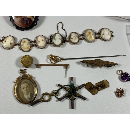 689 - A MIXED LOT OF VINTAGE COSTUME JEWELLERY TO INCLUDE CAMEO BRACELET, SILVER CHARMS ETC