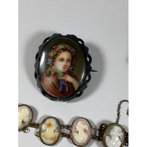 689 - A MIXED LOT OF VINTAGE COSTUME JEWELLERY TO INCLUDE CAMEO BRACELET, SILVER CHARMS ETC