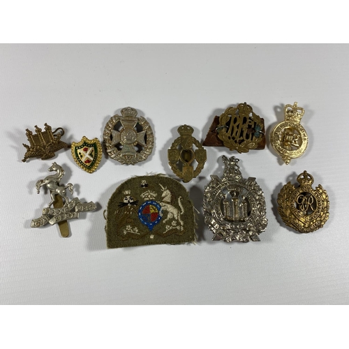 696 - A MIXED COLLECTION OF VINTAGE MILITARY CAP BADGES