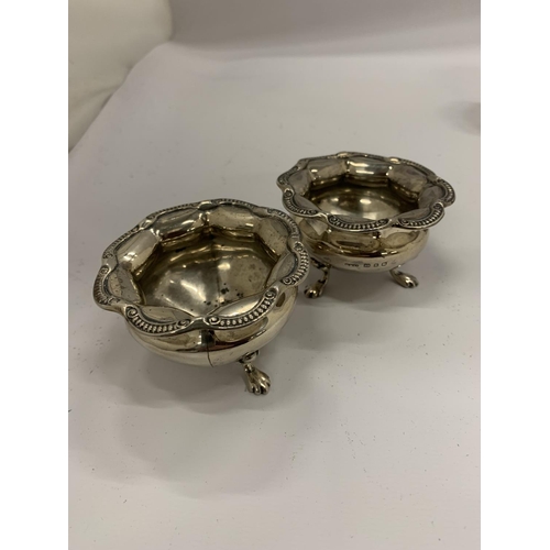 7 - A BIRMINGHAM HALLMARKED SILVER FIVE PIECE CONDIMENT SET COMPRISING TWO OPEN SALTS, MUSTARD POT AND S... 