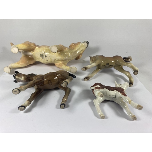 717 - FOUR CERAMIC ANIMALS TO INCLUDE A ROYAL DOULTON RETRIEVER, A BESWICK FOAL, MIDWINTER FOAL AND A BESW... 