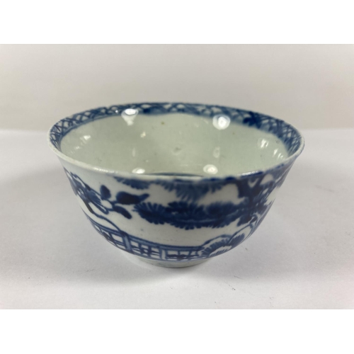 723 - AN 18TH CENTURY WORCESTER STYLE BLUE AND WHITE TEA BOWL