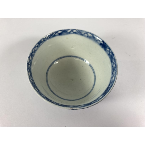 723 - AN 18TH CENTURY WORCESTER STYLE BLUE AND WHITE TEA BOWL