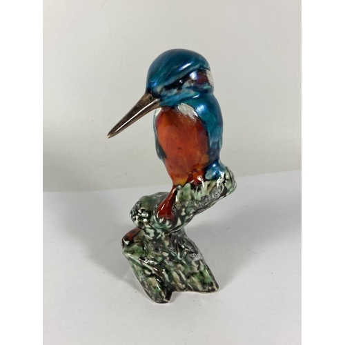 750 - A HANDPAINTED AND SIGNED IN GOLD ANITA HARRIS KINGFISHER FIGURE