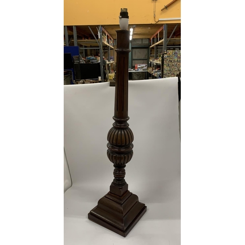 79 - A LARGE MAHOGANY TABLE LAMP WITH FLUTED DESIGN, HEIGHT 77CM