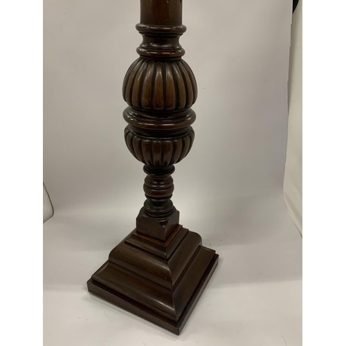 79 - A LARGE MAHOGANY TABLE LAMP WITH FLUTED DESIGN, HEIGHT 77CM