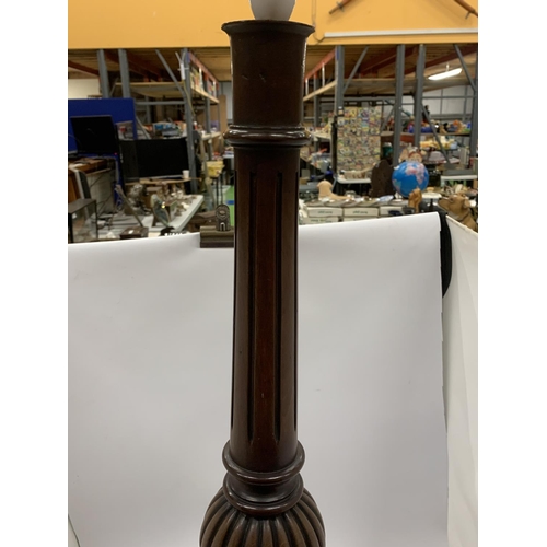 79 - A LARGE MAHOGANY TABLE LAMP WITH FLUTED DESIGN, HEIGHT 77CM