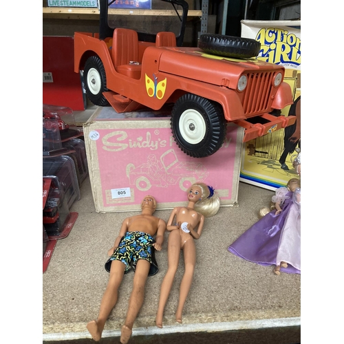 805 - A BOXED SINDY BUGGY AND TWO FIGURES