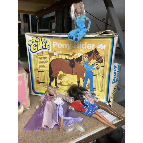 806A - AN ACTION GIRL PONY RIDER AND FIVE VARIOUS DOLL FIGURES