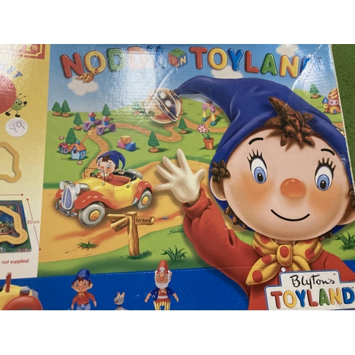 807 - TWO BOXED NODDY ITEMS TO INCLUDE A TOYLAND PLAYSET AND A VEHICLE SET WITH FIGURINES