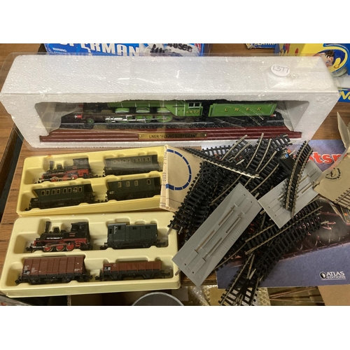 808 - VARIOUS TRAIN RELATED ITEMS TO INCLUDE A MINITRIX SET WITH TRACK, TRAINS AND CARRIAGES, A FLYING SCO... 