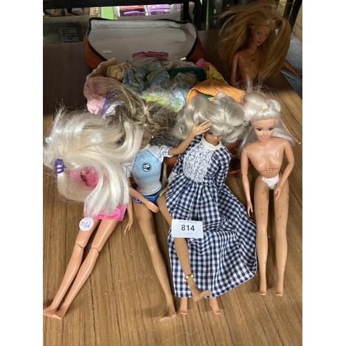 814 - FIVE SINDY DOLLS AND A LARGE QUANTITY OF CLOTHES