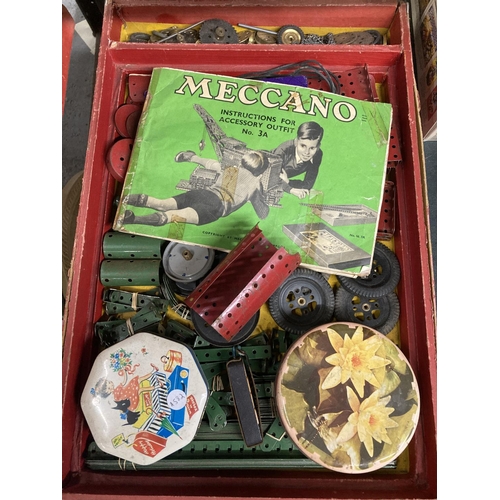 819 - A VINTAGE MECCANO SET WITH INSTRUCTION BOOK