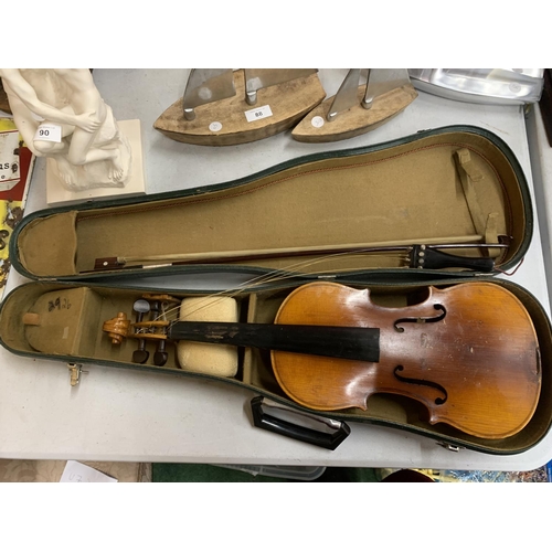 89 - A VINTAGE CASED VIOLIN