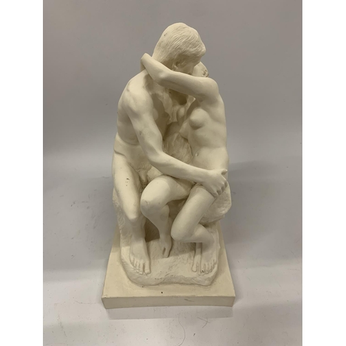 90 - A VINTAGE PARIAN STYLE FIGURE GROUP OF LOVERS, HEIGHT 27CM