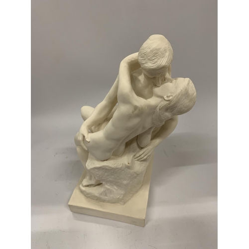 90 - A VINTAGE PARIAN STYLE FIGURE GROUP OF LOVERS, HEIGHT 27CM