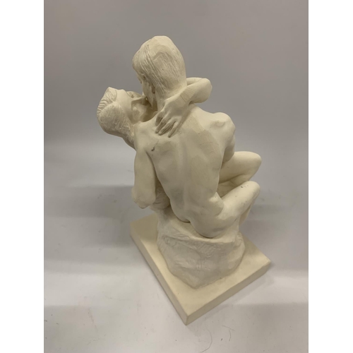 90 - A VINTAGE PARIAN STYLE FIGURE GROUP OF LOVERS, HEIGHT 27CM