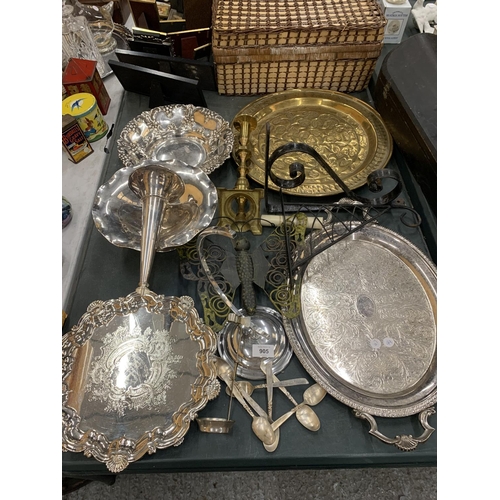 905 - A QUANTITY OF SILVER PLATE AND BRASS ITEMS TO INCLUDE TRAYS, AN EPERGNE, CANDLESTICK A/F, BRACKETS, ... 