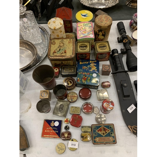 910 - A LARGE COLLECTION OF VINTAGE TINS TO INCLUDE A THORNES TOFFEE BUCKET, BEE BEE BISCUITS MONEY TINS, ... 