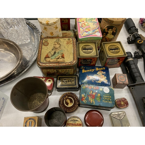 910 - A LARGE COLLECTION OF VINTAGE TINS TO INCLUDE A THORNES TOFFEE BUCKET, BEE BEE BISCUITS MONEY TINS, ... 