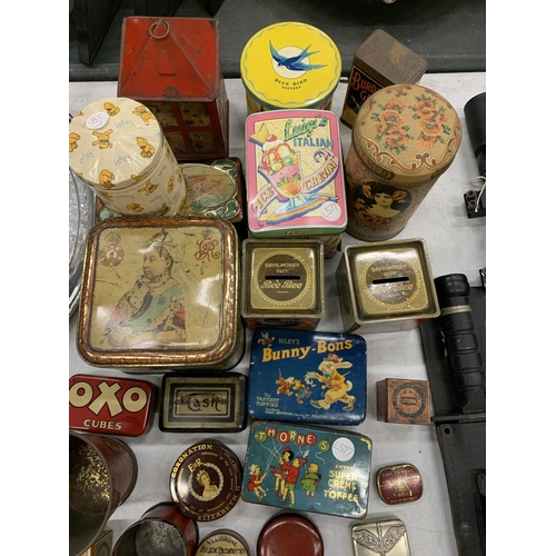 910 - A LARGE COLLECTION OF VINTAGE TINS TO INCLUDE A THORNES TOFFEE BUCKET, BEE BEE BISCUITS MONEY TINS, ... 