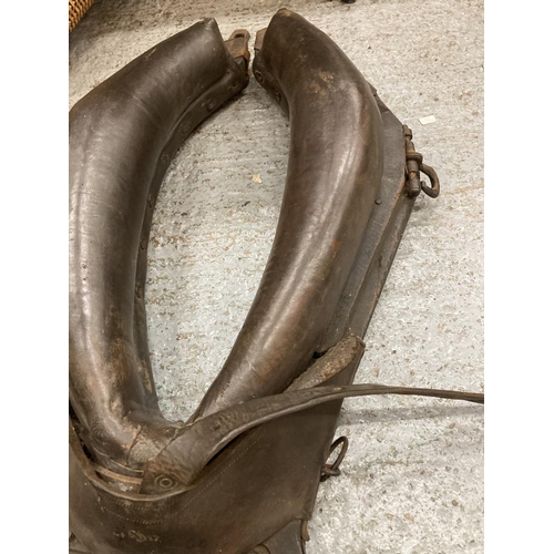 915 - A LARGE LEATHER HORSE COLLAR