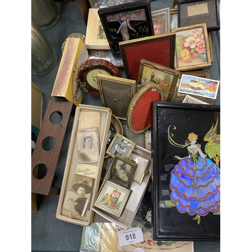 918 - A LARGE QUANTITY OF VINTAGE PICURES AND PICTURE FRAMES TO INCLUDE BUTTERFLY WING PICTURES, BRASS FRA... 