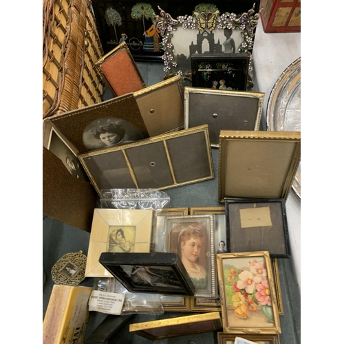 918 - A LARGE QUANTITY OF VINTAGE PICURES AND PICTURE FRAMES TO INCLUDE BUTTERFLY WING PICTURES, BRASS FRA... 