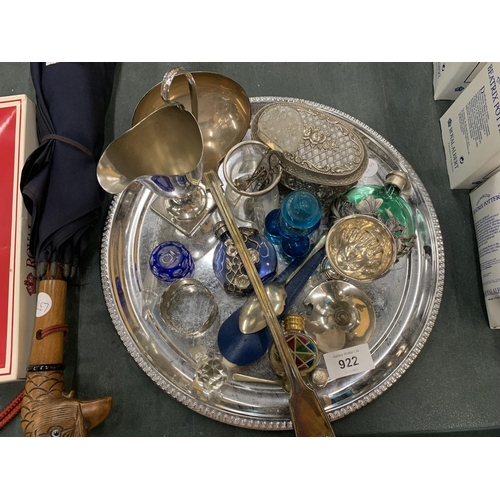 922 - A MIXED LOT TO INCLUDE A SILVER PLATED TRAY, NAPKIN RING, SCENT BOTTLES, HAT PINS, SILVER PLATED JUG... 