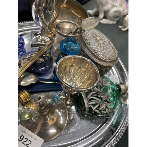 922 - A MIXED LOT TO INCLUDE A SILVER PLATED TRAY, NAPKIN RING, SCENT BOTTLES, HAT PINS, SILVER PLATED JUG... 