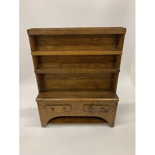 924 - A SMALL MAHOGANY KITCHEN DRESSER HEIGHT 31CM, WIDTH 24CM, DEPTH 6CM