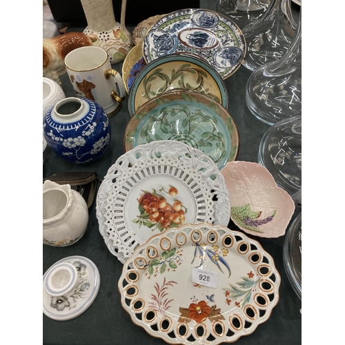 928 - A QUANTITY OF CERAMICS TO INCLUDE RIBBON STYLE PLATES, STUDIO POTTERY BOWLS, A CARLTON WARE DISH, ET... 