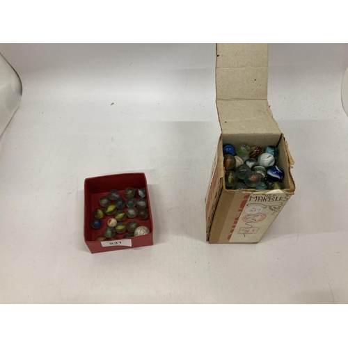 931 - A QUANTITY OF VINTAGE GLASS MARBLES