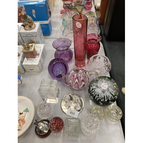 932 - A QUANTITY OF GLASSWARE TO INCLUDE CRANBERRY VASES, AMETHYST VASE AND PAPERWEIGHT, A PENGUIN FIGURE,... 