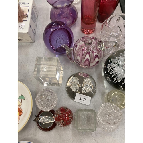 932 - A QUANTITY OF GLASSWARE TO INCLUDE CRANBERRY VASES, AMETHYST VASE AND PAPERWEIGHT, A PENGUIN FIGURE,... 