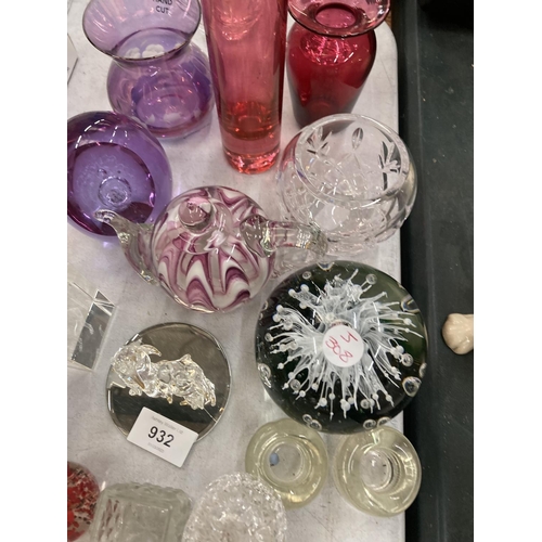 932 - A QUANTITY OF GLASSWARE TO INCLUDE CRANBERRY VASES, AMETHYST VASE AND PAPERWEIGHT, A PENGUIN FIGURE,... 