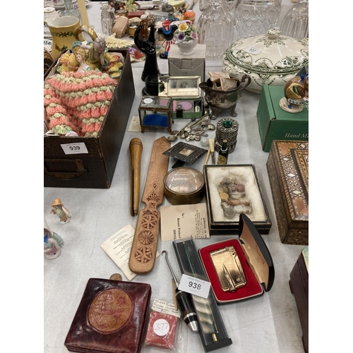 938 - A MIXED LOT TO INCLUDE MINIATURE BOTTLES, A SMALL POSSIBLY FRENCH BRASS AND GLASS JEWELLERY CASKET, ... 