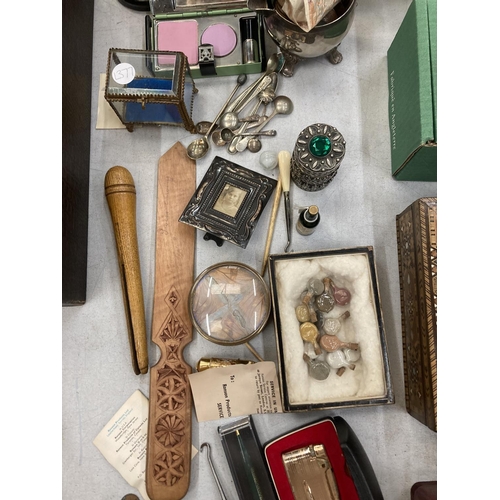 938 - A MIXED LOT TO INCLUDE MINIATURE BOTTLES, A SMALL POSSIBLY FRENCH BRASS AND GLASS JEWELLERY CASKET, ... 