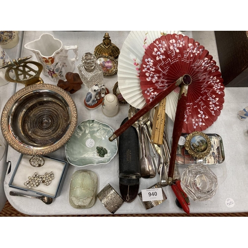 940 - A MIXED LOT TO INCLUDE A ROYAL COPENHAGEN PIN TRAY WITH A FROG, VINTAGE SPECTACLES WITH CASE, A BRAS... 