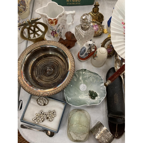 940 - A MIXED LOT TO INCLUDE A ROYAL COPENHAGEN PIN TRAY WITH A FROG, VINTAGE SPECTACLES WITH CASE, A BRAS... 