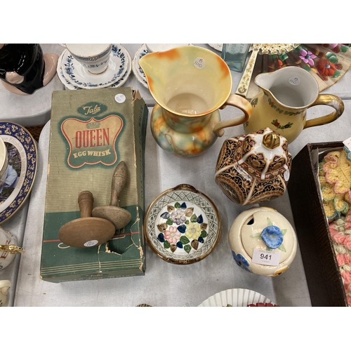 941 - A MIXED LOT TO INCLUDE A VINTAGE QUEEN EGG WHISK, DARNING MUSHROOMS, JUGS, GINGER JAR, BOWL, ETC