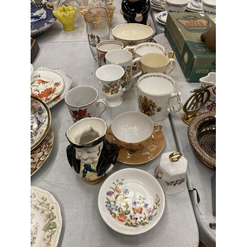 942 - A QUANTITY OF ROYAL MEMORIBILIA CUPS, MUGS AND GLASSES PLUS A TOBY JUG AND AYNSLEY BELL AND PIN TRAY